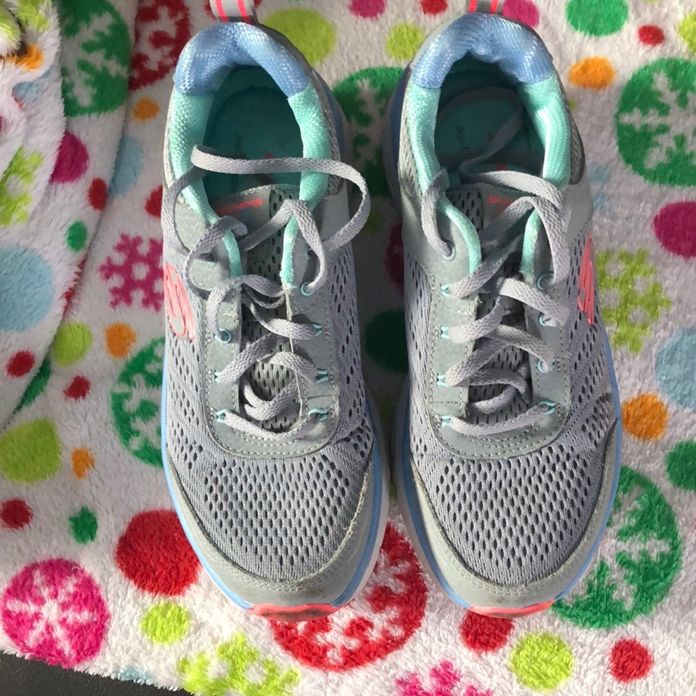 These are very nice shoes. Haven’t been worn very much. Love the color and more.